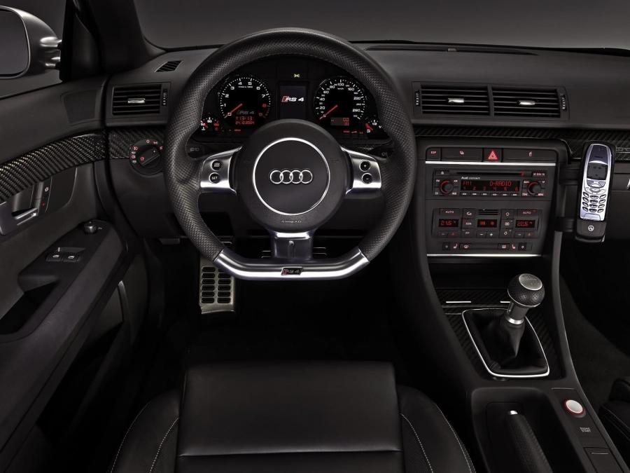 Интерьер Audi RS4 Sedan (B7, 8E) 2005 года  (фото 38 из 48)